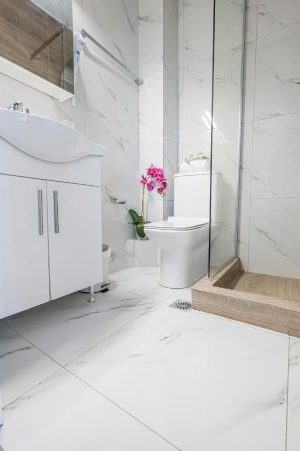 Design Suites Efharis Néa Péramos Dış mekan fotoğraf