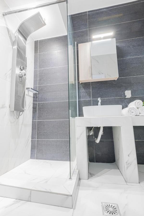 Design Suites Efharis Néa Péramos Dış mekan fotoğraf